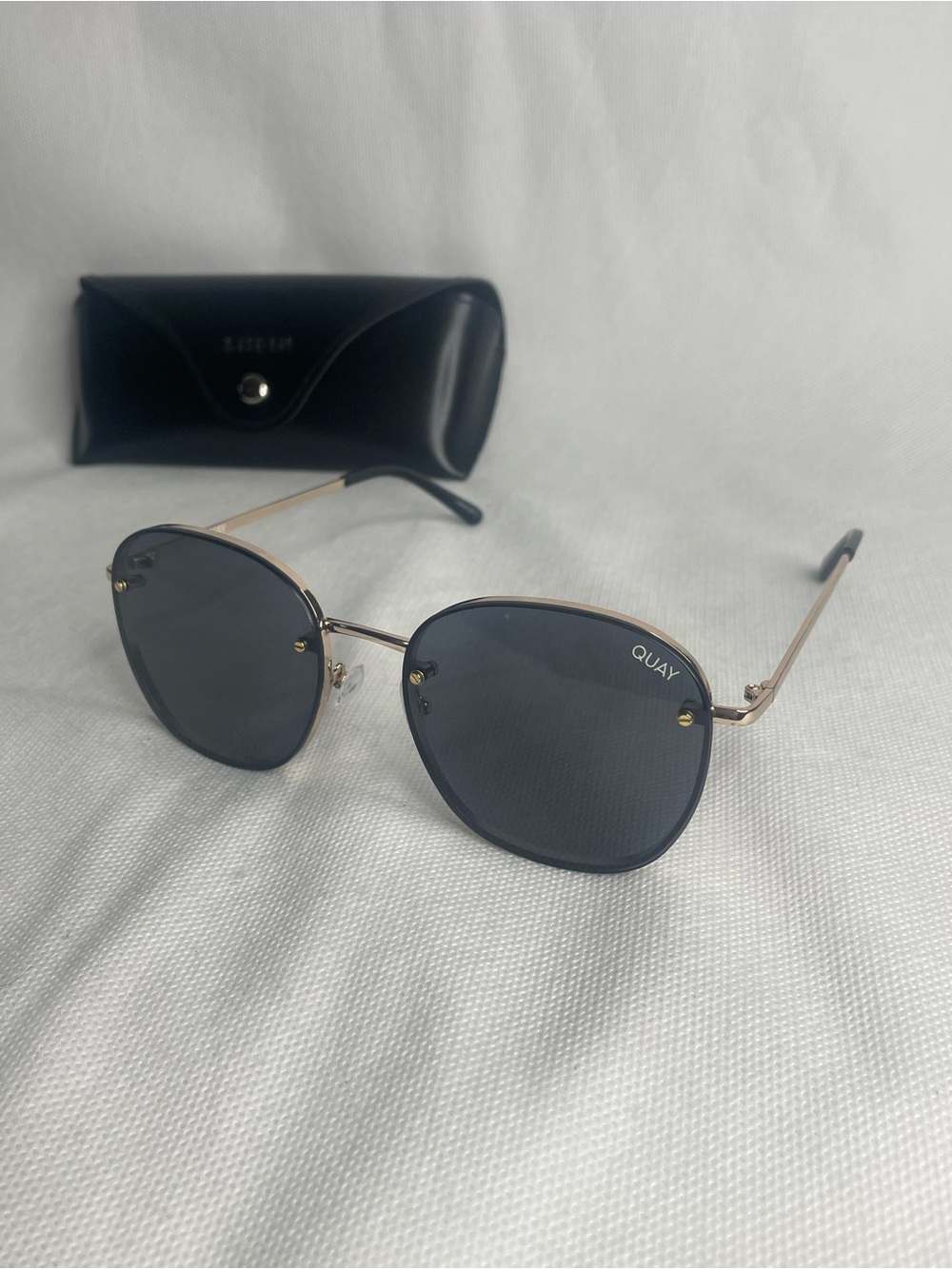 Quay Australia Jezabell Rimless 126 Sunglasses Gold Frame Black Smoke Lenses